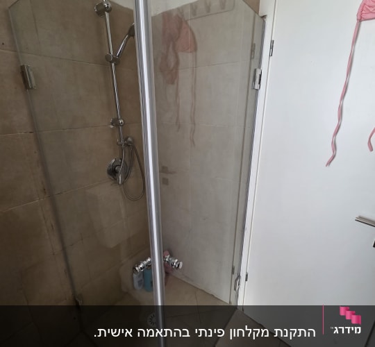 מקלחון זכוכית עם ראש מקלחת ודלת לבנה